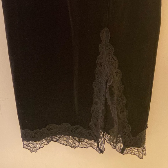 NWT H&M velvet skirt with lace trim and slit - Picture 3 of 5